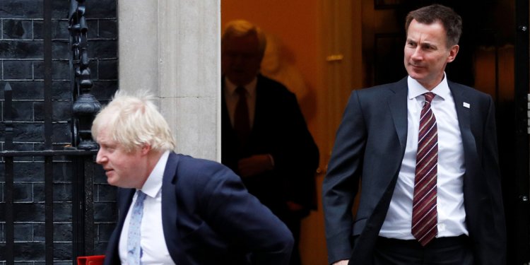 Jeremy Hunt spune că l-ar vrea pe Boris Johnson într-un viitor guvern pe care l-ar conduce