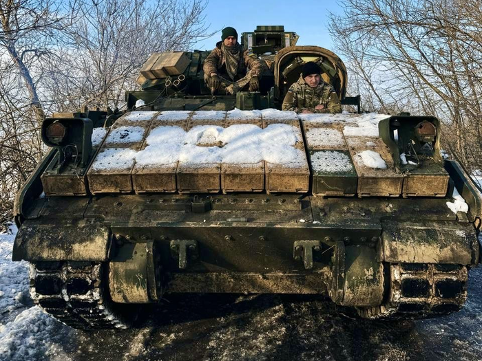 VIDEO – Confruntare de gradul zero între un M2 Bradley și un vehicul rusesc. Cine a câștigat