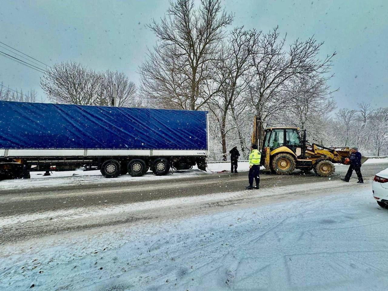 Condițiile meteo au pus la încercare nervii șoferilor 4 Briceni camion 1