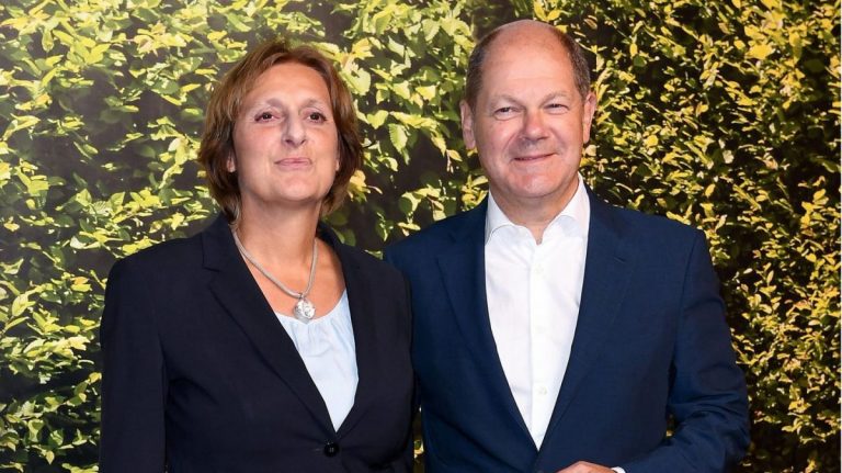 Ministrul educaţiei din landul german Brandenburg, soţia cancelarului Scholz, demisionează