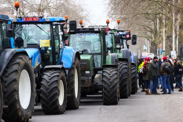 Fermierii din nordul Belgiei au venit cu tractoarele în Bruxelles pentru a protesta faţă de planurile de limitare a emisiilor de azot