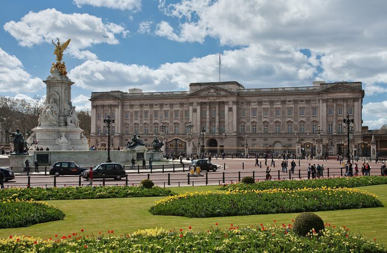 Palatul Buckingham va angaja un şef pentru social media