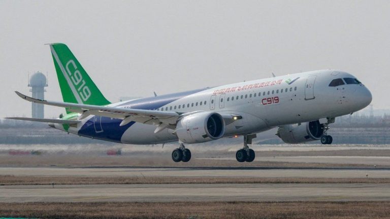 Primul avion de linie de concepţie chineză a realizat zborul său comercial inaugural