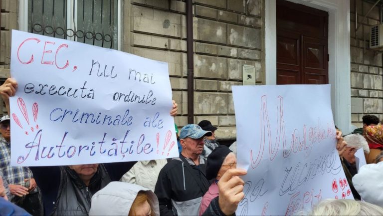 Protest la CEC. Se cer mai multe secții de votare în Rusia