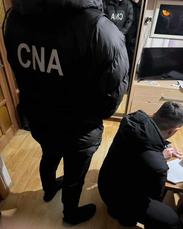 Ofițerii CNA au descins cu percheziții într-un dosar de corupție la eliberarea permiselor de conducere