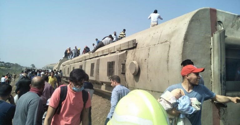 UPDATE: Cel puţin 11 morţi şi 100 de răniţi în tragedia feroviară din Egipt
