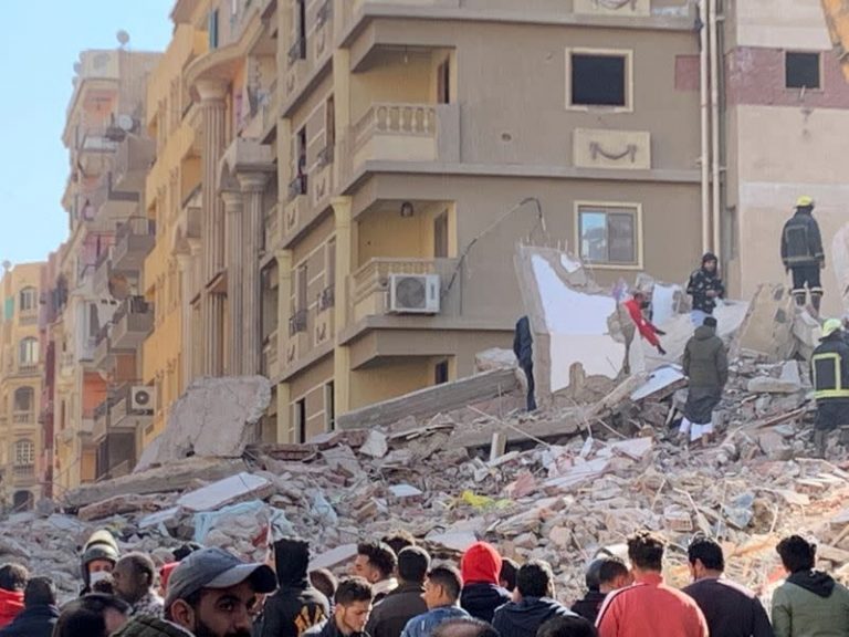 Cel puţin opt morţi în urma prăbuşirii unei clădiri rezidenţiale de zece etaje la Cairo