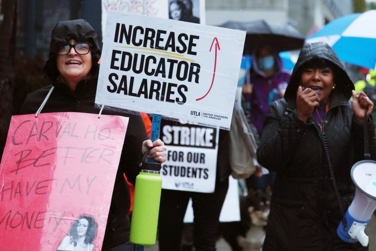 După o grevă uriaşă, personalul şcolilor din California obţine o creştere a salariului