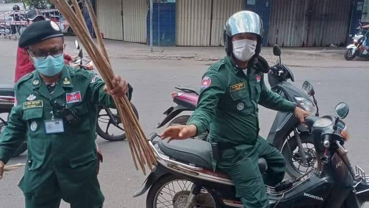 Poliţia din capitala Cambodgiei recurge la bastoane pentru a-i ameninţa pe cei care încalcă măsurile de lockdown