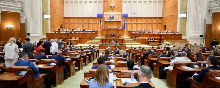 Scene ireale în Camera Deputaților din România: Un deputat a confiscat microfonul, ședința a fost suspendată