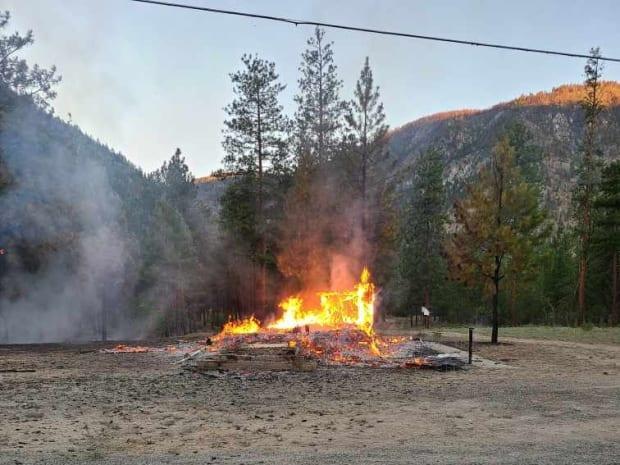 Alte două biserici au fost incendiate în teritoriile autohtone din vestul Canadei