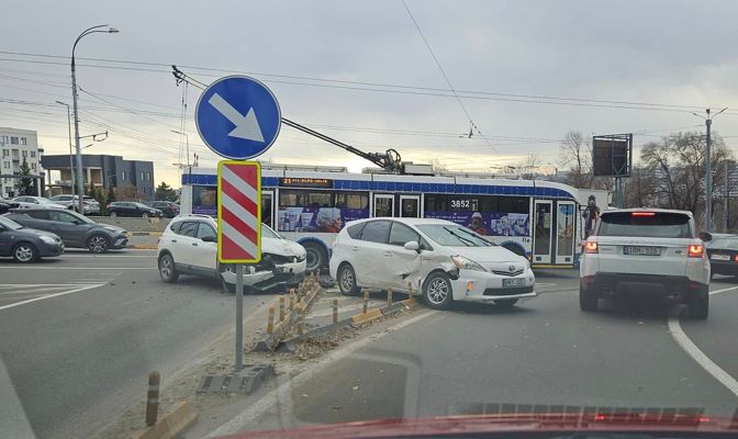 Accident la sensul giratoriu de pe strada Florilor din Capitală