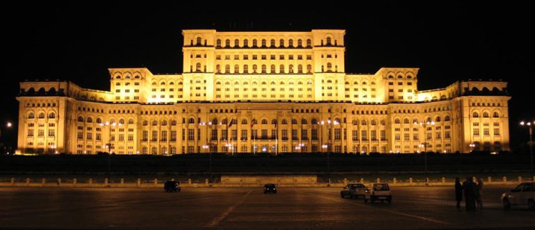 Drapelul Uniunii Europene va fi proiectat pe faţada Palatului Parlamentului de la București