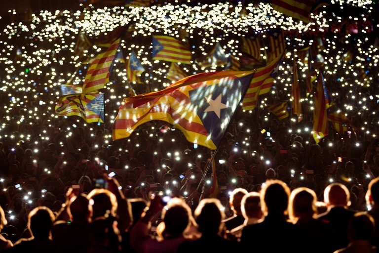 Tensiuni mari în Catalonia înainte de referendum. Zecii mii de studenți în grevă. Autoritățile centrale continuă perchezițiile și arestările