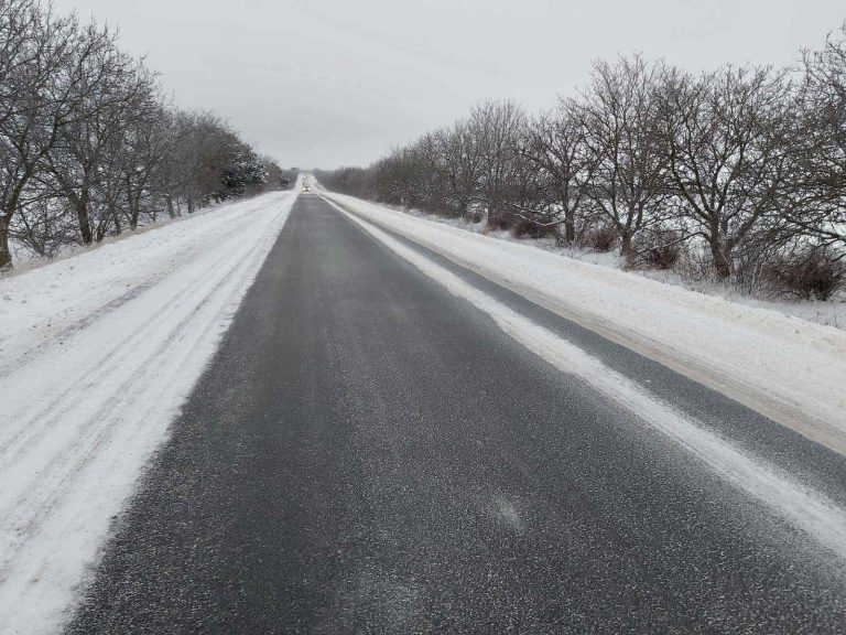 Circulaţie în condiţii de iarnă în mai multe zone: Un autocamion a derapat de pe traseu și a blocat circulația la Căușeni