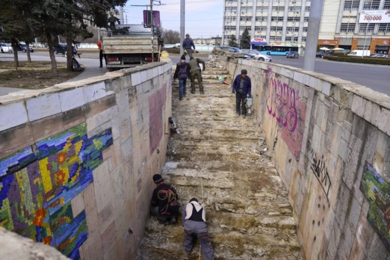 Cel mai mare pasaj subteran din Chişinău continuă să se degradeze