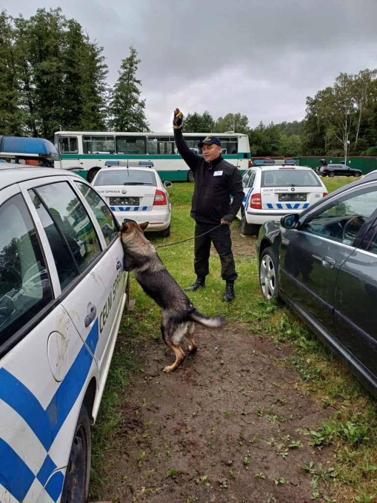 Două echipe canine din cadrul Centrului chinologic al Serviciului Vamal au obținut locuri premiante la campionatele internaționale