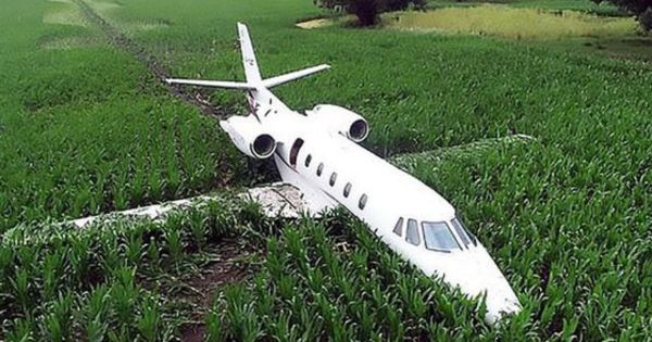 Pilot, declarat erou, după ce a aterizat într-un câmp de porumb fără a răni niciun pasager
