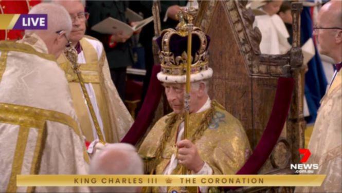 Regele Charles al III-lea a fost încoronat monarh al naţiunii