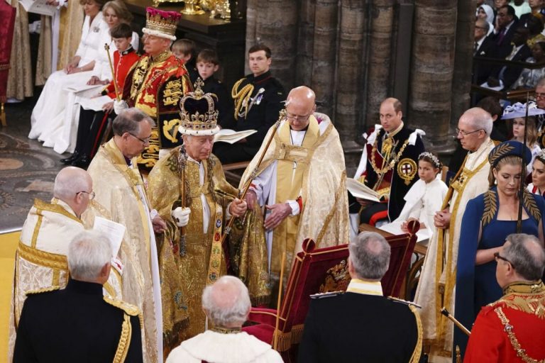 Regele Charles al III-lea şi regina Camilla au primit sfânta împărtăşanie, principalul act de credinţă din biserica creştină