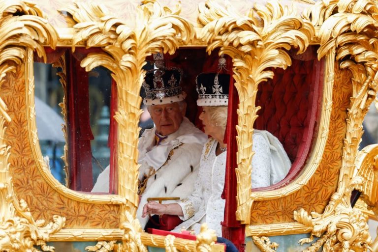 Regele Charles al III-lea şi regina Camilla au revenit la Palatul Buckingham după ceremonia lor de încoronare