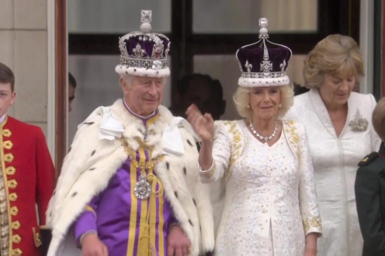 Regele Charles al III-lea şi regina Camilla salută mulţimea de la balconul Palatului Buckingham