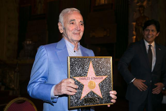 Charles Aznavour va primi o stea pe Walk of Fame din Hollywood