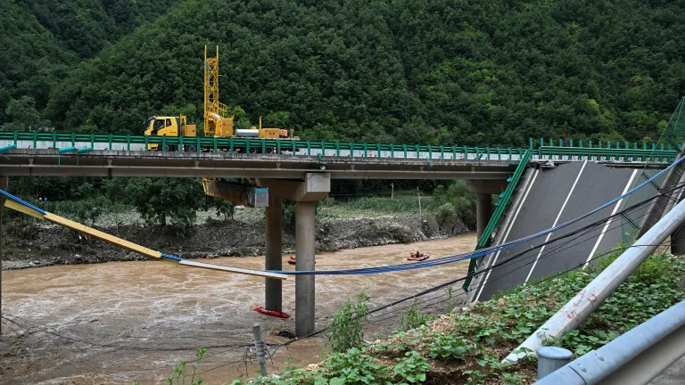Tragedie pe o autostradă din China. Un pod s-a prăbușit din cauza ploilor. 11 persoane au murit