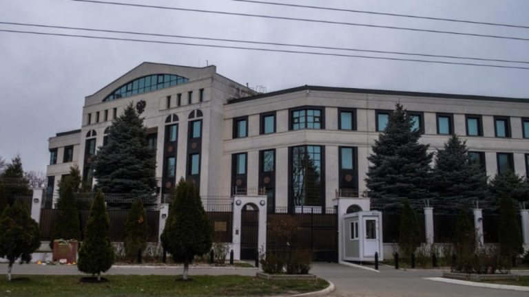 Ambasada Rusiei la Chișinău a condamnat atacul de la sediul acesteia