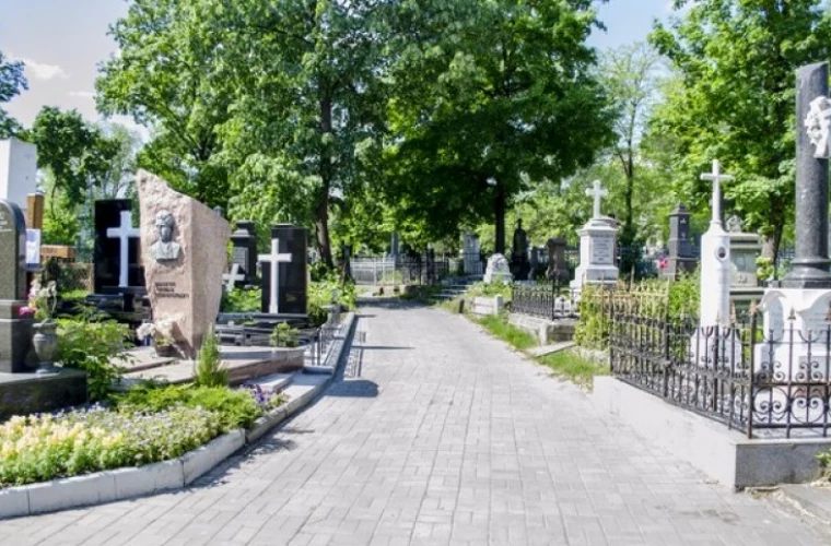 În cele 11 cimitire din municipiul Chișinău se fac lucrări de salubrizare în preajma Paștilor