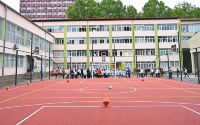 Peste 1300 de elevi de la liceul „Alexandr Pușkin” vor avea acum oportunitatea de a practica fotbal, volei și baschet