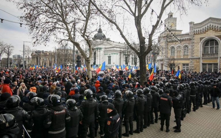 La manifestaţia de la Chişinău, simpatizanţi ai Partidului Şor au rupt şi călcat în picioare fotografii cu Maia Sandu