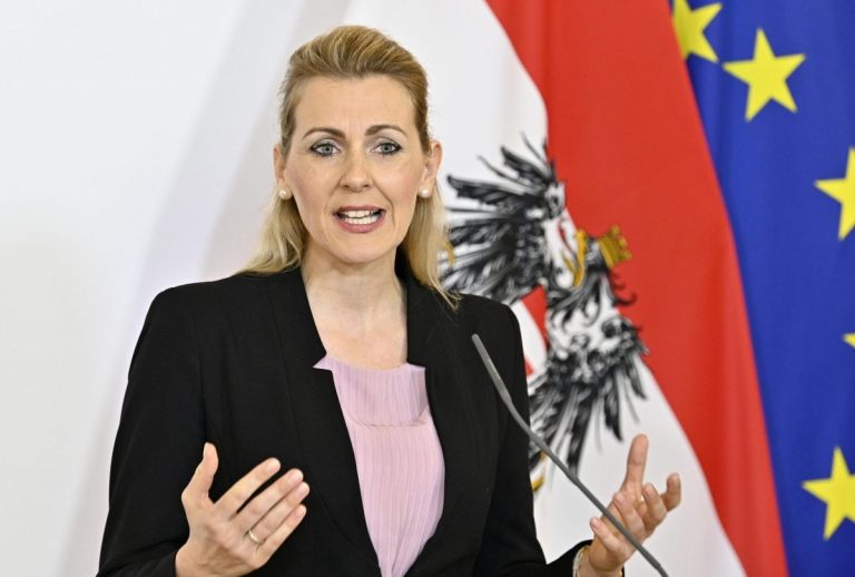 Un ministru din Austria a demisionat pe fondul unor acuzaţii de plagiat