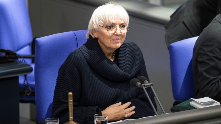 Ministrul german al culturii denunţă obligativitatea purtării vălului pentru femeile din Iran: Un simbol al unui sistem degenerat