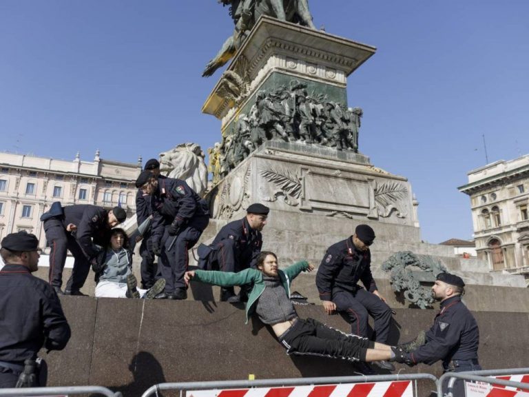 Activişti climatici au pulverizat vopsea pe o statuie din Piazza del Duomo din Milano