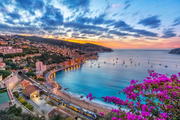 Primarul unei mici localităţi de pe Coasta de Azur denunţă consumul excesiv de apă al celebrităţilor