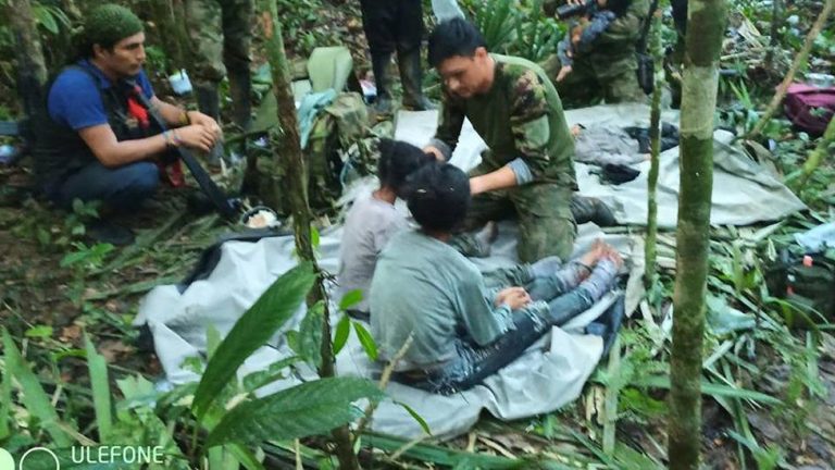 Cei patru copii pierduţi în jungla columbiană, găsiți în viață după o lună de la prăbușirea unui avion