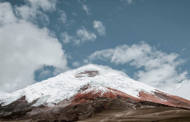 Vulcanul Cotopaxi din Ecuador a expulzat gaze şi cenuşă vulcanică