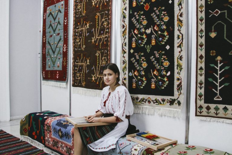 FOTOREPORTAJ: Vezi cum a avut loc expoziția „Covorul Dorului”, inaugurată la Muzeul de Etnografie