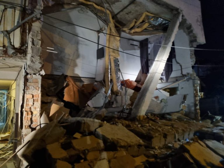 Explozie într-un bloc din Craiova – o parte de etaj prăbuşită, 50 de persoane evacuate