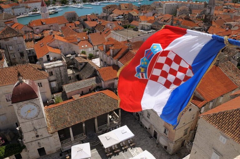 Croaţia, ultima ţară care a intrat în UE, devine, la 1 ianuarie, membră a zonei euro şi a spaţiului Schengen