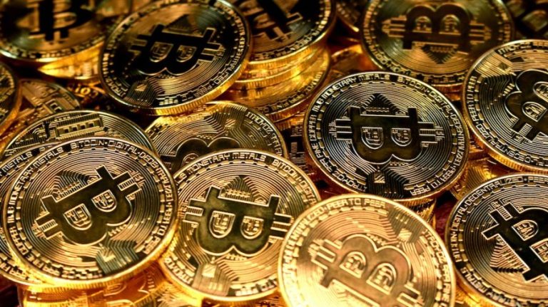 Bitcoin şi-a demonstrat din nou volatilitatea și a coborât vineri cu aproximativ 7%. Când e timpul să investim în criptomonede
