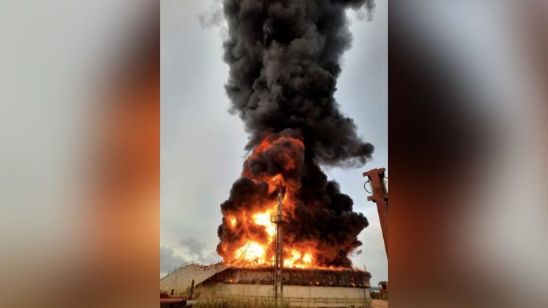 Un incendiu de proporții la un depozit de combustibil din Cuba, lovit de fulger