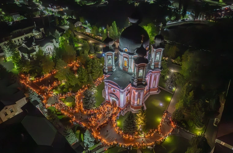 Vezi cum arăta privelistea de poveste la Mănăstirea Curchi în Noaptea Învierii