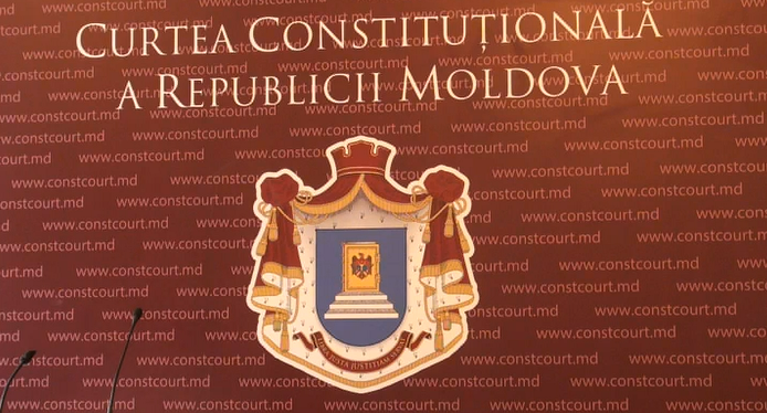Curtea Constituţională a Republicii Moldova a decis că Dodon nu îşi poate exercita atribuţiile în legătură cu numirea ministrului Apărării și anunță că se impune interimatul funcţiei de preşedinte