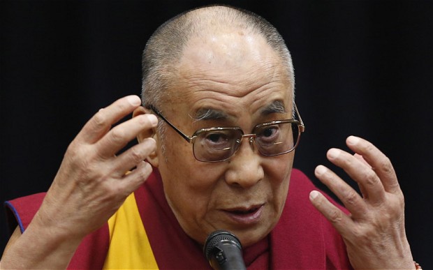 Dalai Lama transmite condoleanţe familiei regale britanice după moartea prinţului Philip