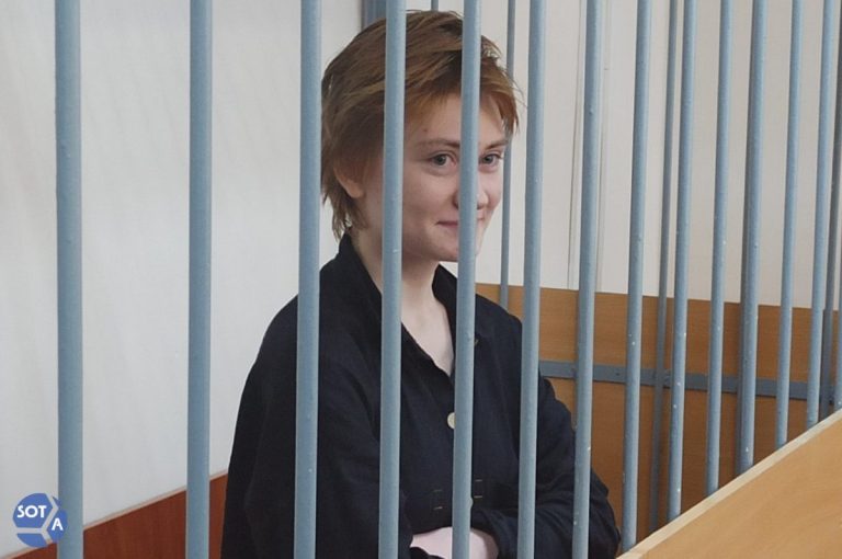 O tânără în vârstă de 18 ani a fost arestată în Rusia pentru un poem ucrainean: ‘Nu mă vor face să tac’