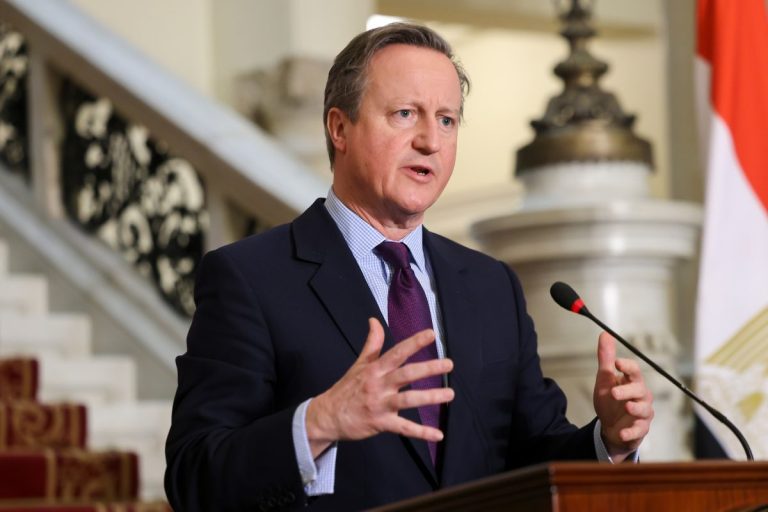 Londra nu are nicio obiecţie dacă armele britanice pentru Ucraina vor fi folosite în interiorul Rusiei, sugerează ministrul de externe David Cameron