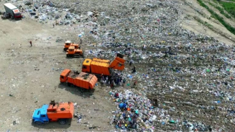 FOTO/ La depozitul de deșeuri de la Țânțăreni sunt transportate tot mai puține deșeuri