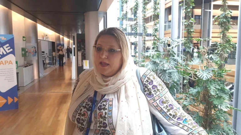 VIDEO Diana Șoșoacă în Parlamentul European: satane, icoane și sfințirea birourilor 